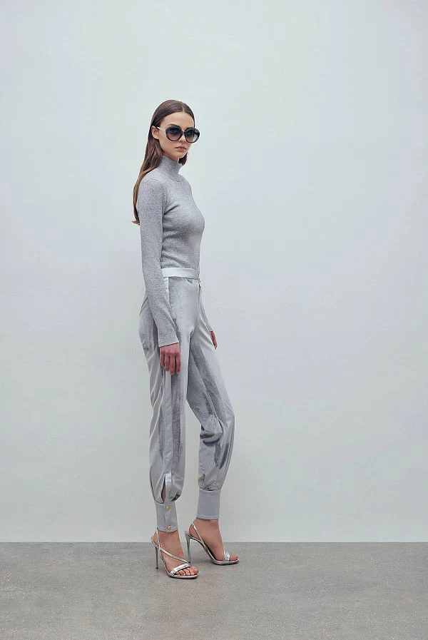 Pantalón jogger de terciopelo gris con detalles de raso – Monique Garçonne
