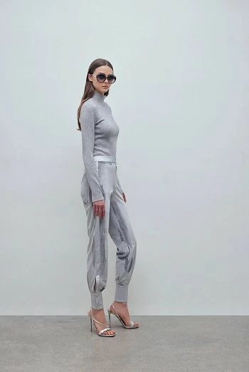 Pantalón jogger de terciopelo gris con detalles de raso – Monique Garçonne Pantalón jogger de terciopelo gris con detalles de raso – Monique Garçonne