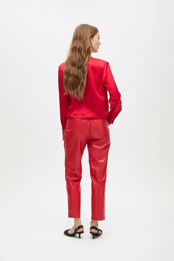 Pantalón jogger efecto piel