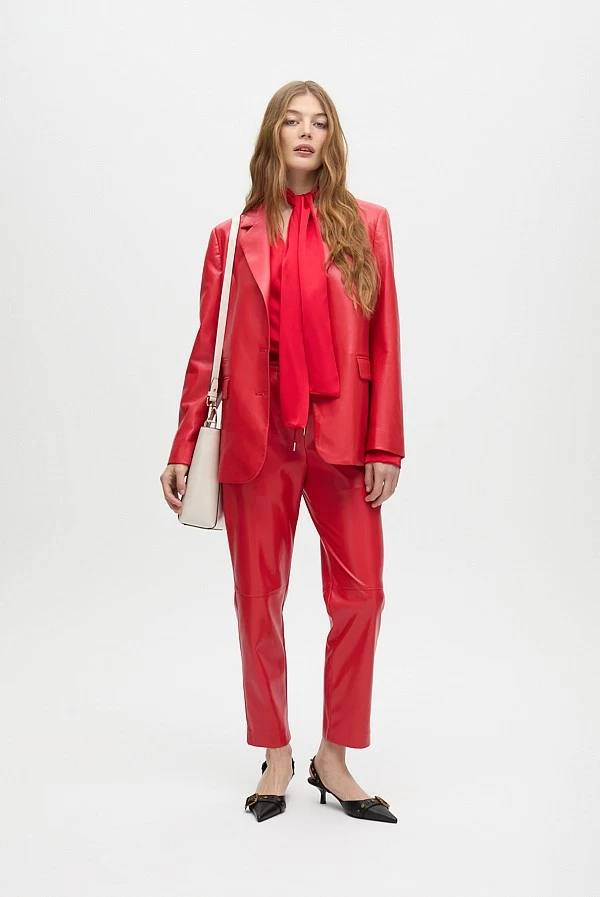 Pantalón jogger efecto piel