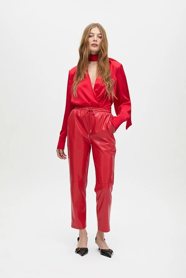 Pantalón jogger efecto piel
