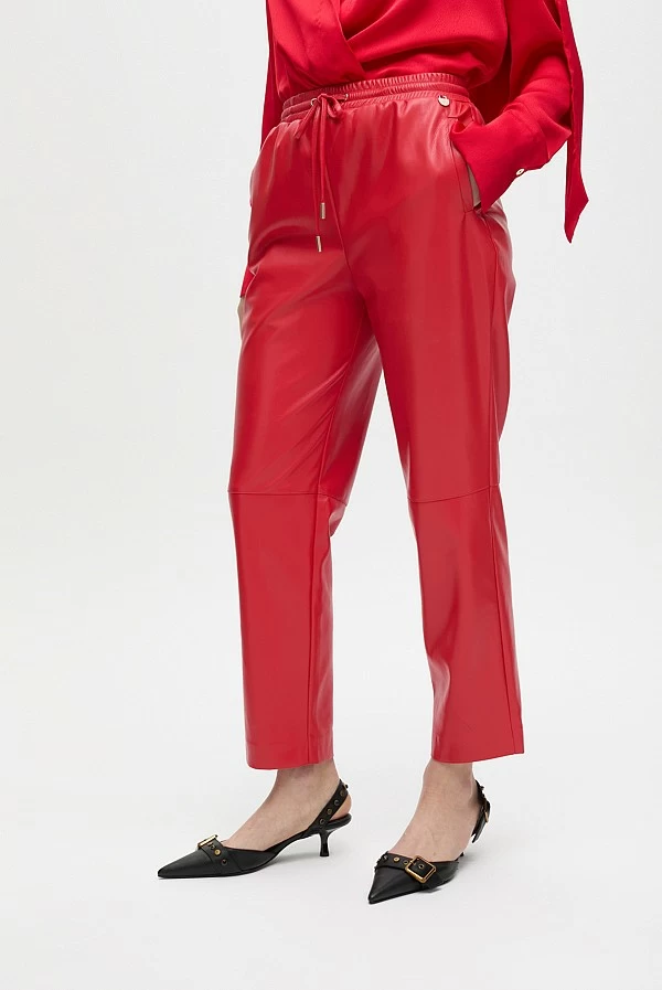 Pantalón jogger efecto piel