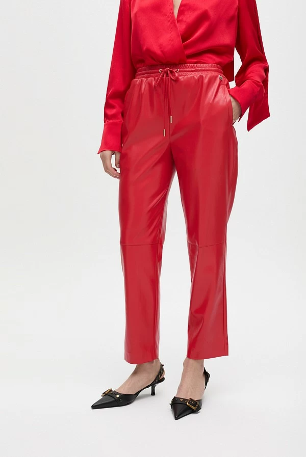 Pantalón jogger efecto piel