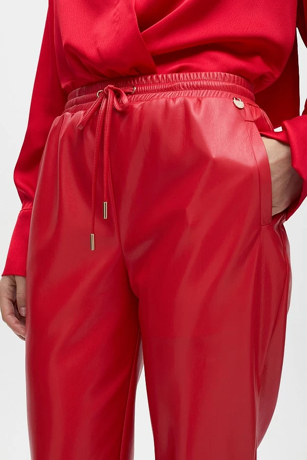 Pantalón jogger efecto piel