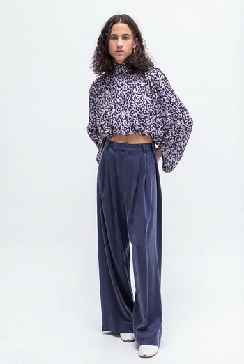 Pantalón palazzo azul marino de cupro satinado masavi Pantalón palazzo azul marino de cupro satinado masavi