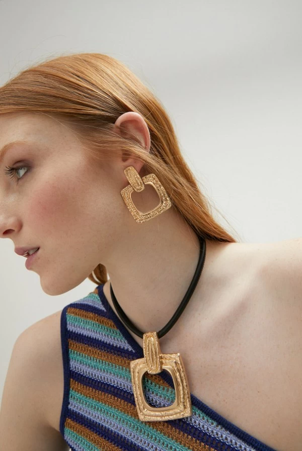 Pendientes Cuadrados con Textura Punzada Lola Casademunt