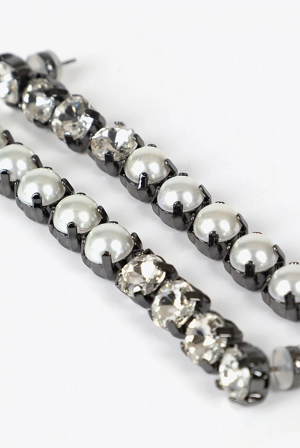 Pendientes largos elegantes con cristales y perlas Lola Casademunt