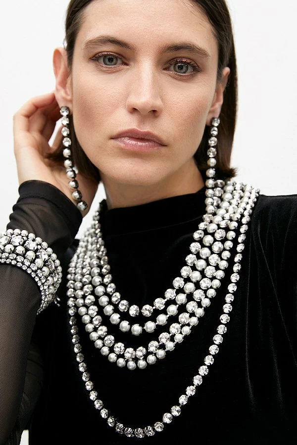 Pendientes largos elegantes con cristales y perlas Lola Casademunt