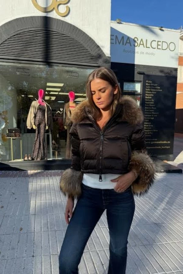 Plumas Corto Marrón Chocolate con Cuello y Puños de Zorro Natural