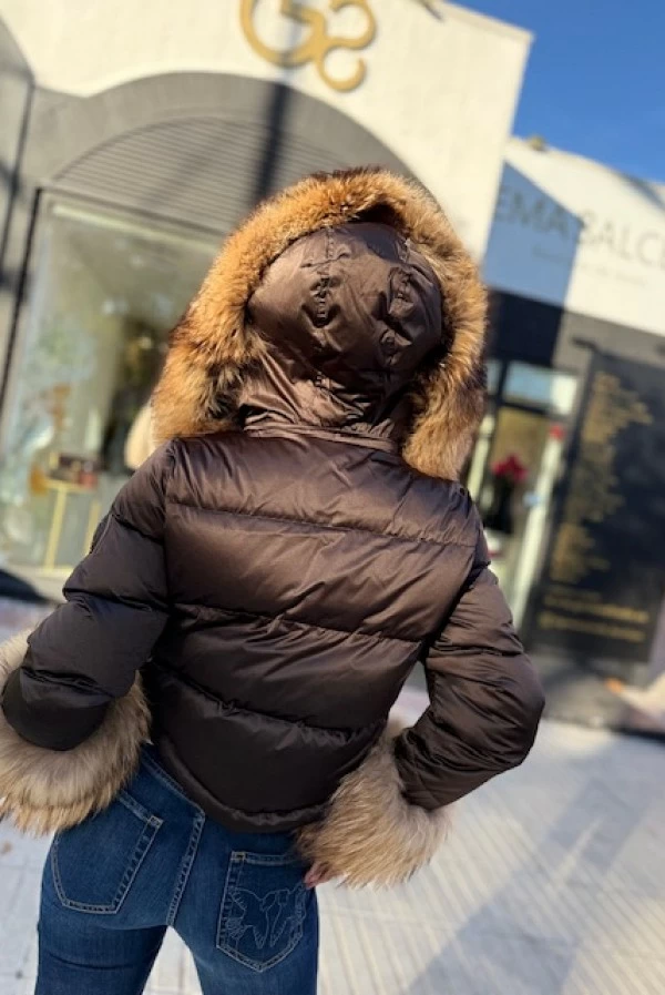 Plumas Corto Marrón Chocolate con Cuello y Puños de Zorro Natural