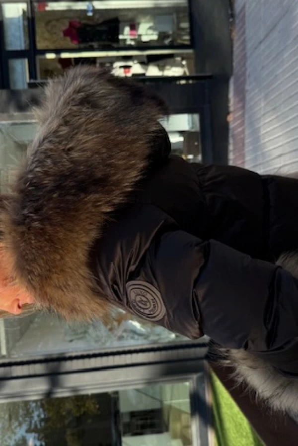 Plumas Corto Marrón Chocolate con Cuello y Puños de Zorro Natural