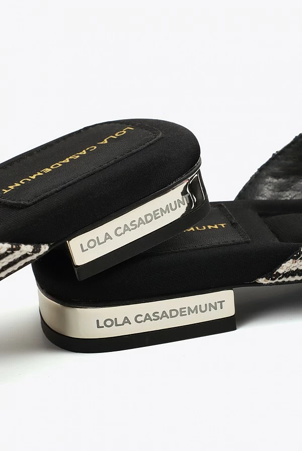 Sandalia Plana de Rayas con Lazo – Crudo y Negro