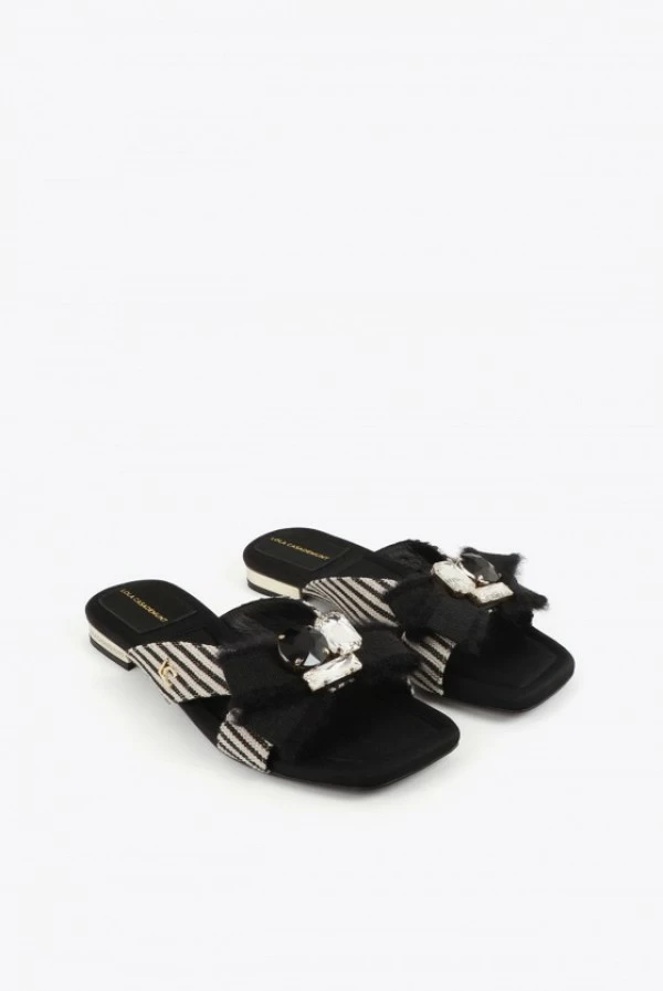 Sandalia Plana de Rayas con Lazo – Crudo y Negro