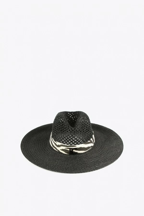 Sombrero tipo cowboy con cinta decorativa en animal print