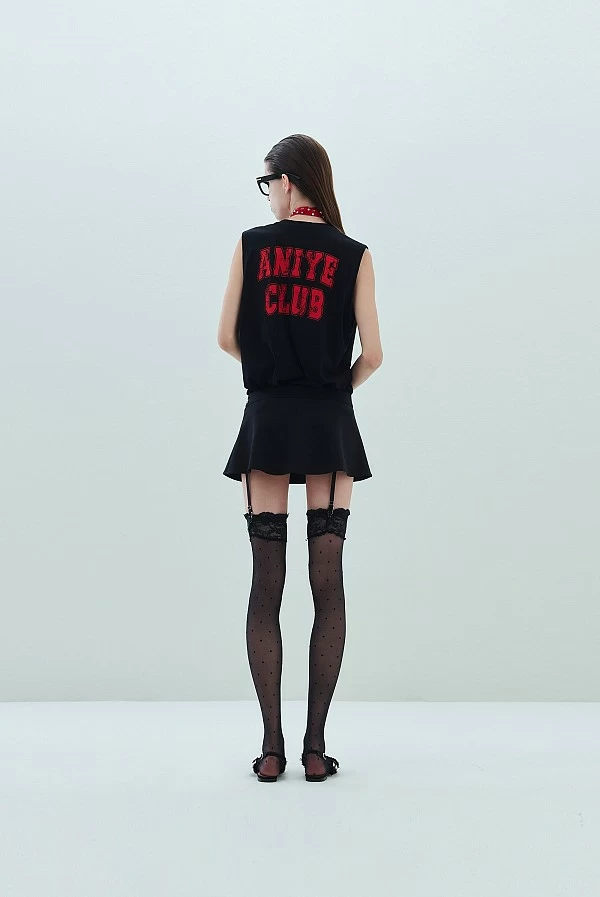 Top Aniye Kiss – Camiseta Negra con Labios de Pedrería | Aniye By