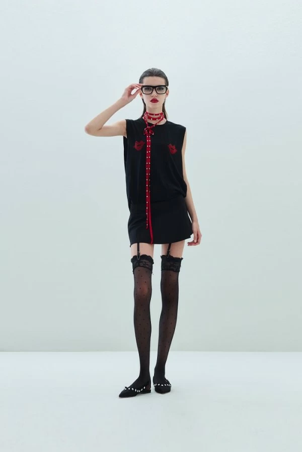 Top Aniye Kiss – Camiseta Negra con Labios de Pedrería | Aniye By