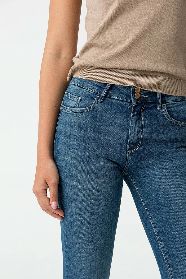 Vaqueros acampanados de tiro medio con efecto push-up – Tiffosi