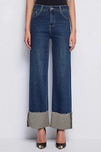 Vaqueros de Pernera Ancha con Vuelta en el Bajo y Largo Crop Vaqueros de Pernera Ancha con Vuelta en el Bajo y Largo Crop