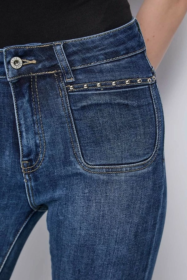 Vaqueros Denny Rose con Tachuelas y Pierna Acampanada – Estilo Vintage Renovado