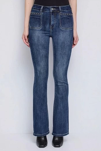 Vaqueros Denny Rose con Tachuelas y Pierna Acampanada – Estilo Vintage Renovado Vaqueros Denny Rose con Tachuelas y Pierna Acampanada – Estilo Vintage Renovado