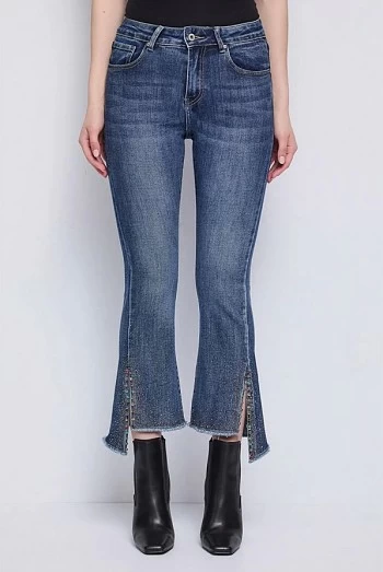 Vaqueros Denny Rose de Tiro Alto con Pedrería y Bajo Deshilachado Vaqueros Denny Rose de Tiro Alto con Pedrería y Bajo Deshilachado