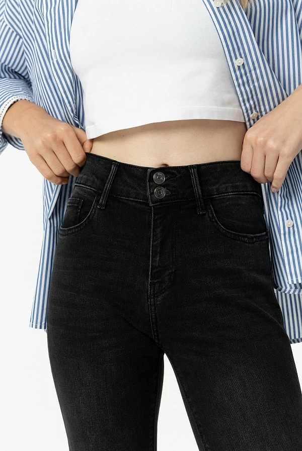 Vaqueros negros bootcut con efecto push-up y cintura media – Tiffosi
