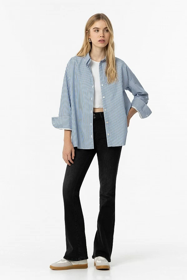 Vaqueros negros bootcut con efecto push-up y cintura media – Tiffosi