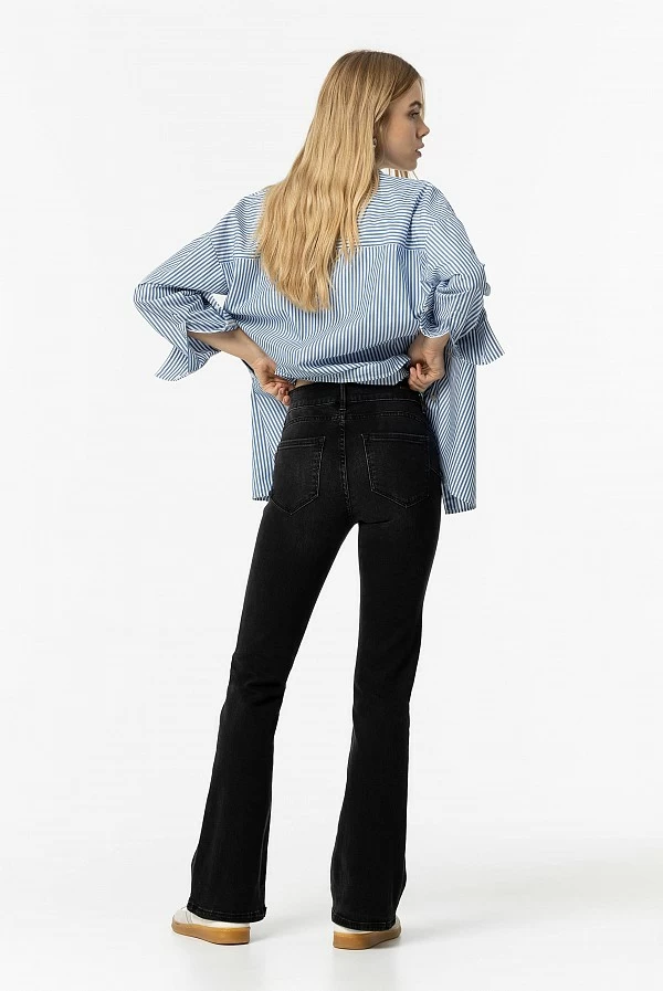 Vaqueros negros bootcut con efecto push-up y cintura media – Tiffosi