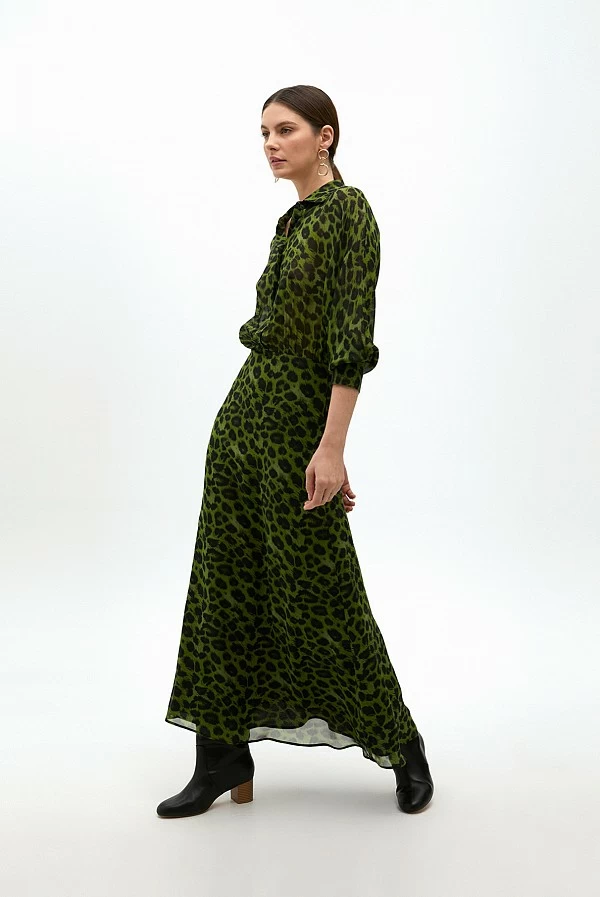 Vestido camisero fluido animal print verde – Lola Casademunt
