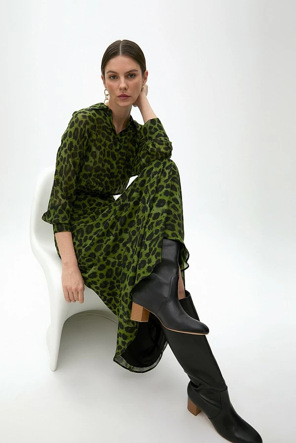 Vestido camisero fluido animal print verde – Lola Casademunt