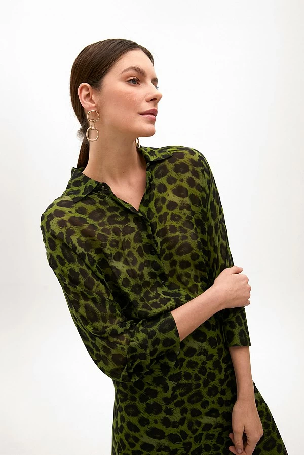Vestido camisero fluido animal print verde – Lola Casademunt