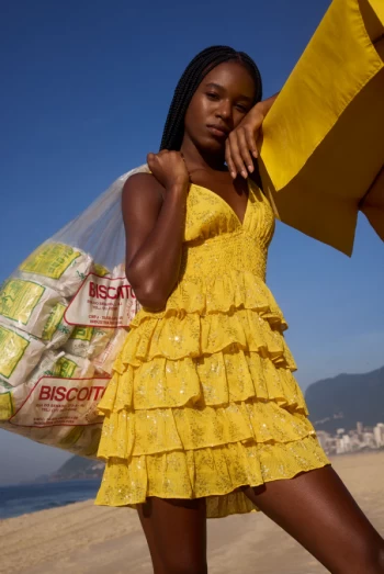 Vestido Corto Amarillo con Volantes y Lentejuelas – Sundress