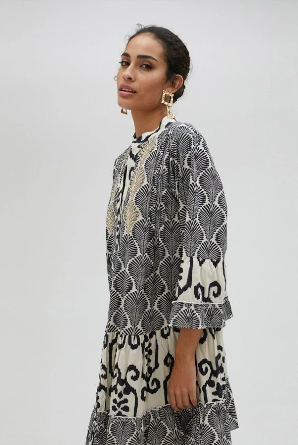 Vestido corto con estampados combinados y piedras bordadas lola casademunt