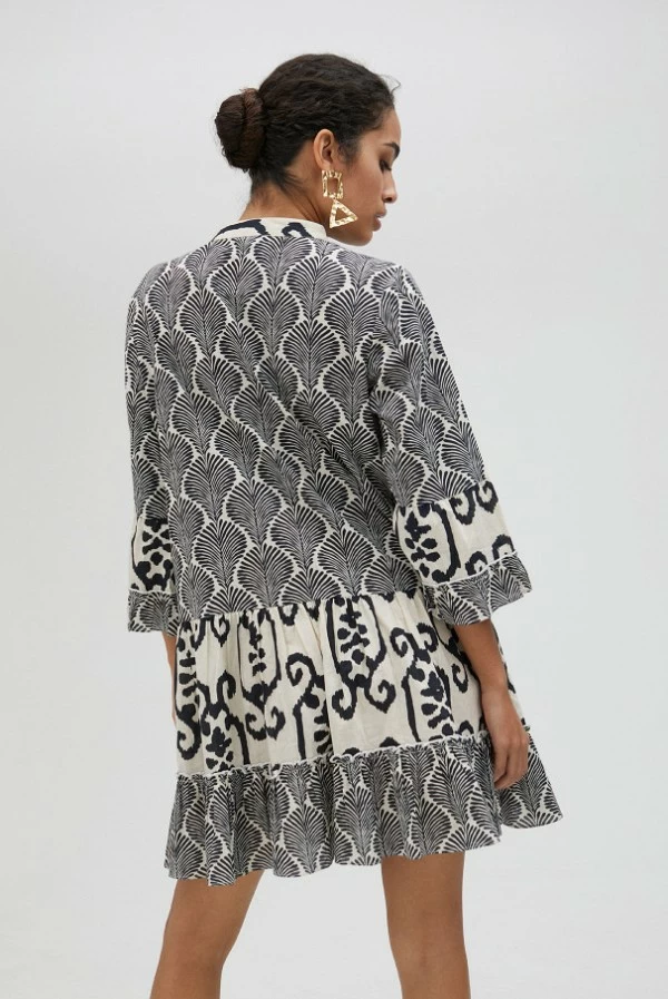 Vestido corto con estampados combinados y piedras bordadas lola casademunt