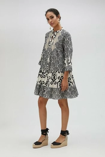 Vestido corto con estampados combinados y piedras bordadas lola casademunt