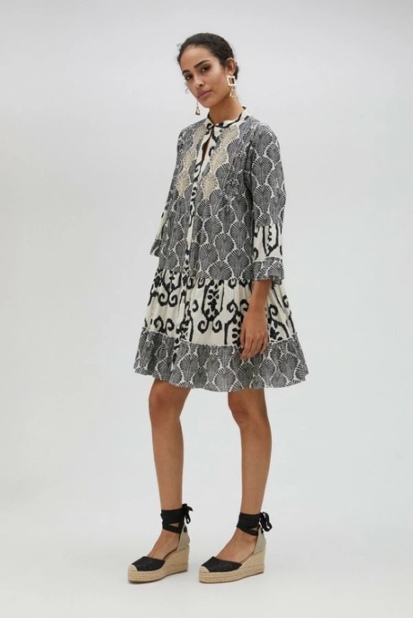Vestido corto con estampados combinados y piedras bordadas lola casademunt