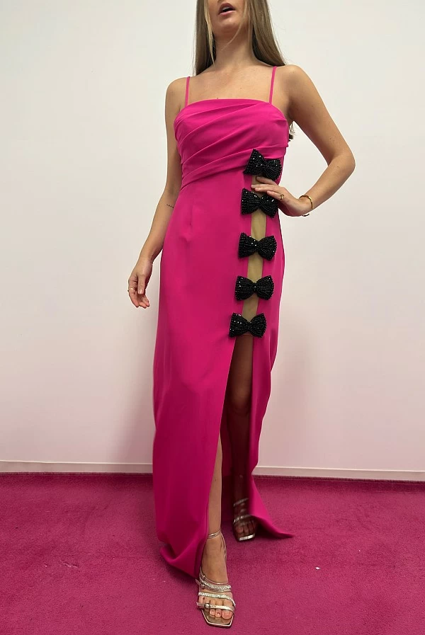 Vestido de fiesta largo rosa palabra de honor con lazo negro en strass maestri