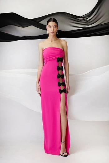 Vestido de fiesta largo rosa palabra de honor con lazo negro en strass maestri