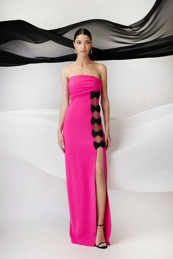 Vestido de fiesta largo rosa palabra de honor con lazo negro en strass maestri