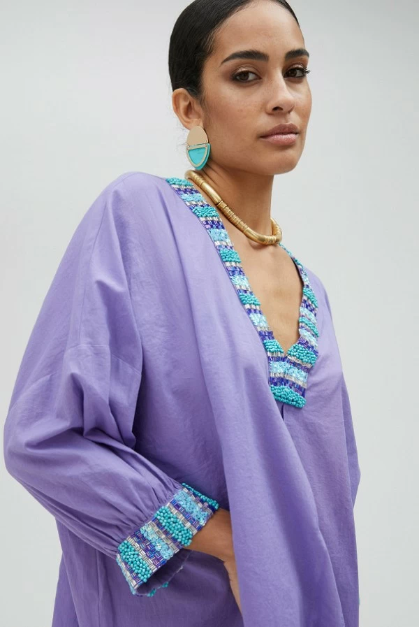 Vestido kurta violeta con perlitas en cuello y puños lola casademunt