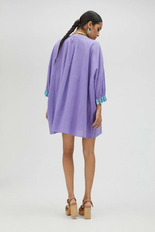 Vestido kurta violeta con perlitas en cuello y puños lola casademunt