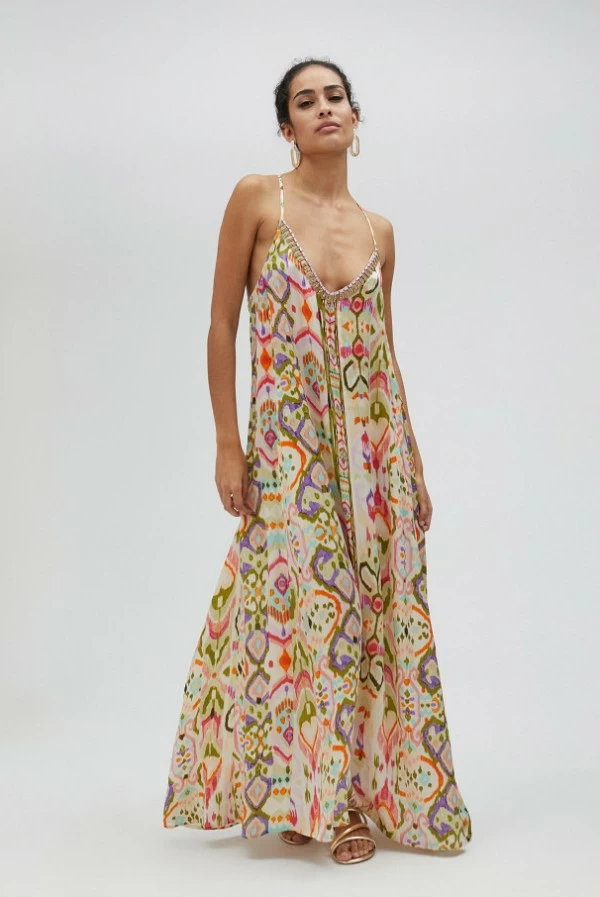 Vestido largo con estampado étnico y pedrería