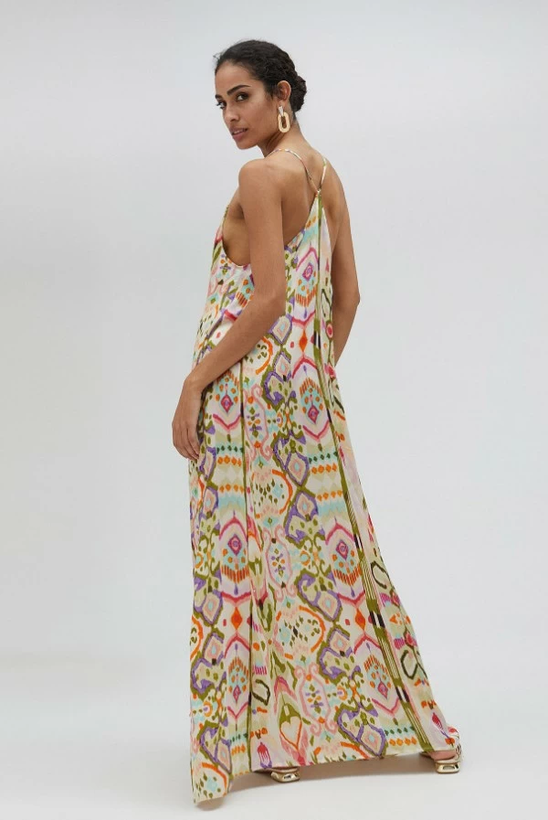 Vestido largo con estampado étnico y pedrería