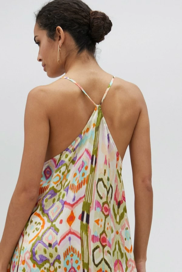 Vestido largo con estampado étnico y pedrería