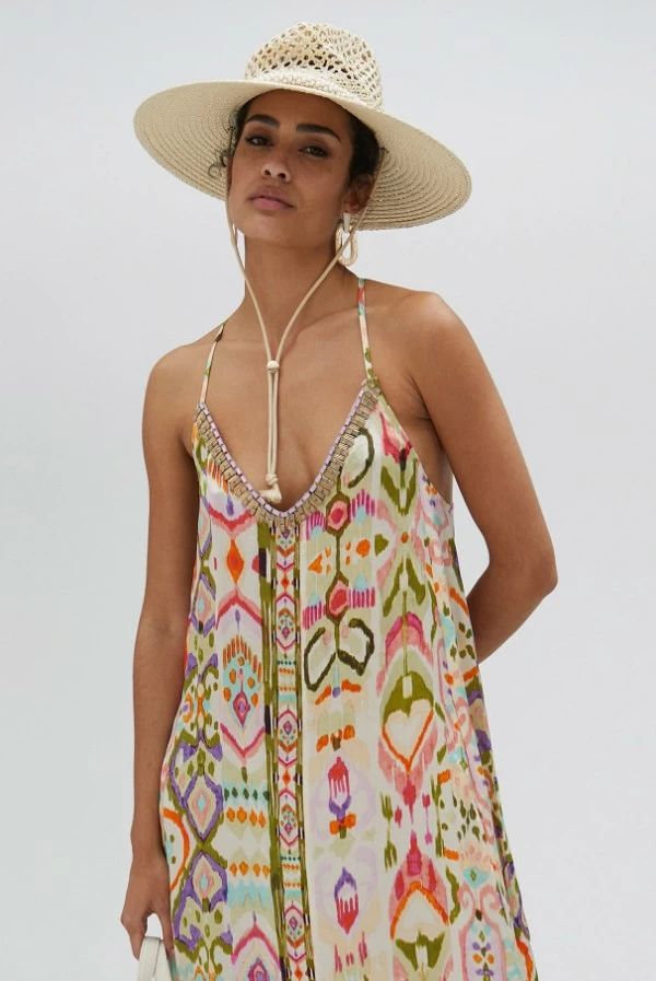 Vestido largo con estampado étnico y pedrería
