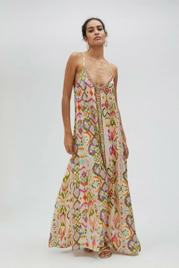 Vestido largo con estampado étnico y pedrería