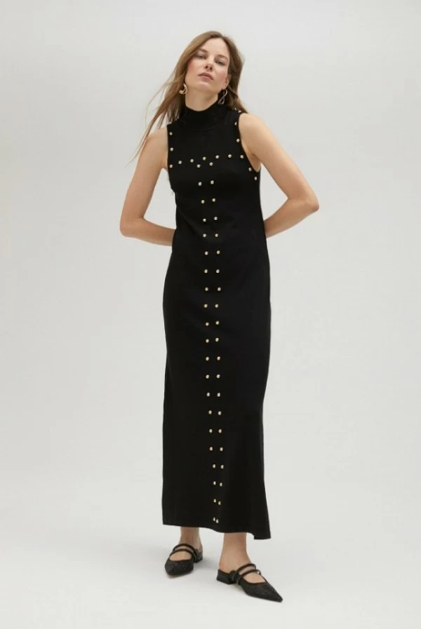 Vestido largo negro de punto con tachuelas doradas