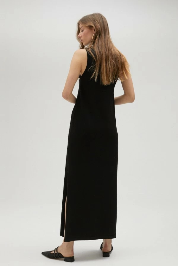 Vestido largo negro de punto con tachuelas doradas