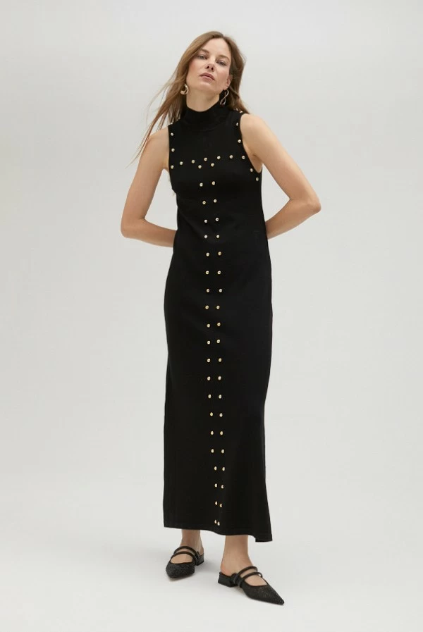 Vestido largo negro de punto con tachuelas doradas