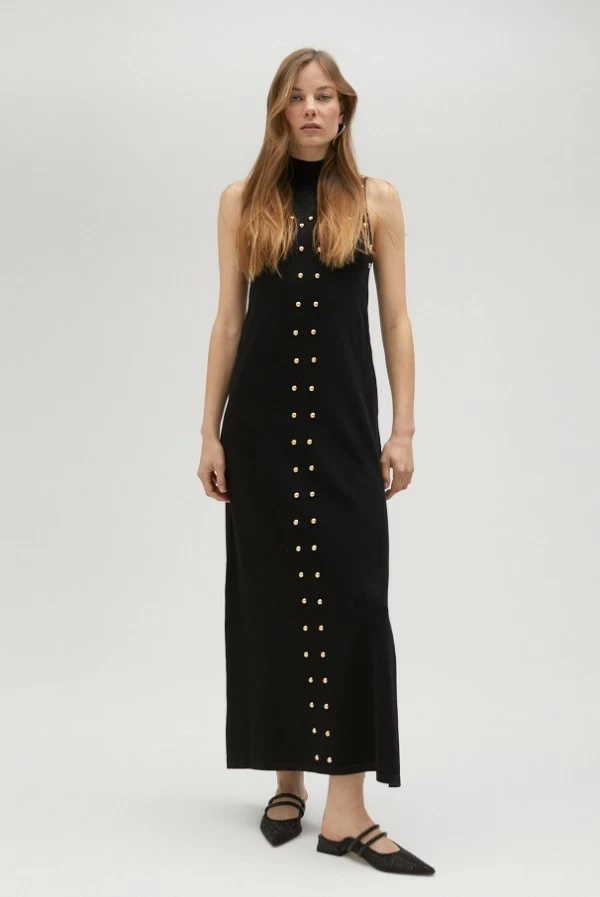Vestido largo negro de punto con tachuelas doradas
